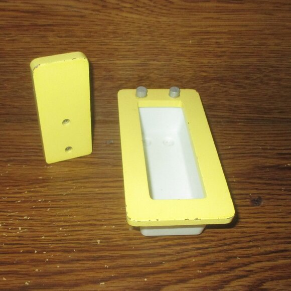 KidKraft Dollhouse 2 piece set of Bathroom Furniture Toilet Bathtub - Picture 3 of 4